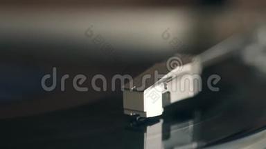 一张乙烯基唱片的特写镜头，在4k的老式唱片播放器上旋转。